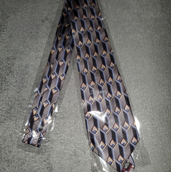 NEW CROFT & BARROW SILVER TIE WITH BLUE GEOMETRIC PATTERN - Picture 2 of 5